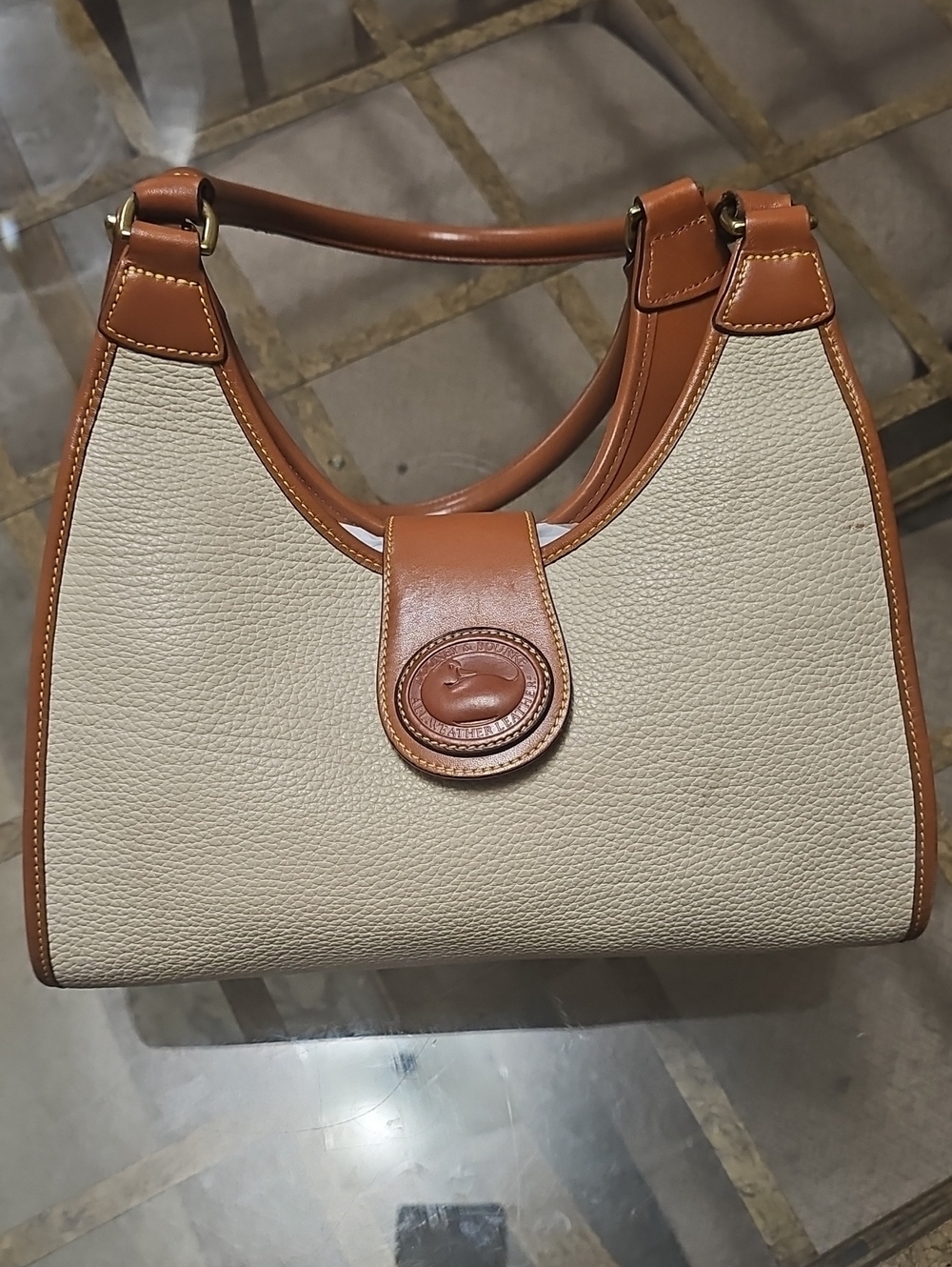 Dooney & Bourke Tan and Cream Leather Shoulder Bag ❤️ OFFERS WELCOMED!!❤️ - Picture 16 of 16